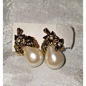 Avon Vintage Women's Earrings Pear Shaped Pierced Glass Pearl Elegant Gold Tone